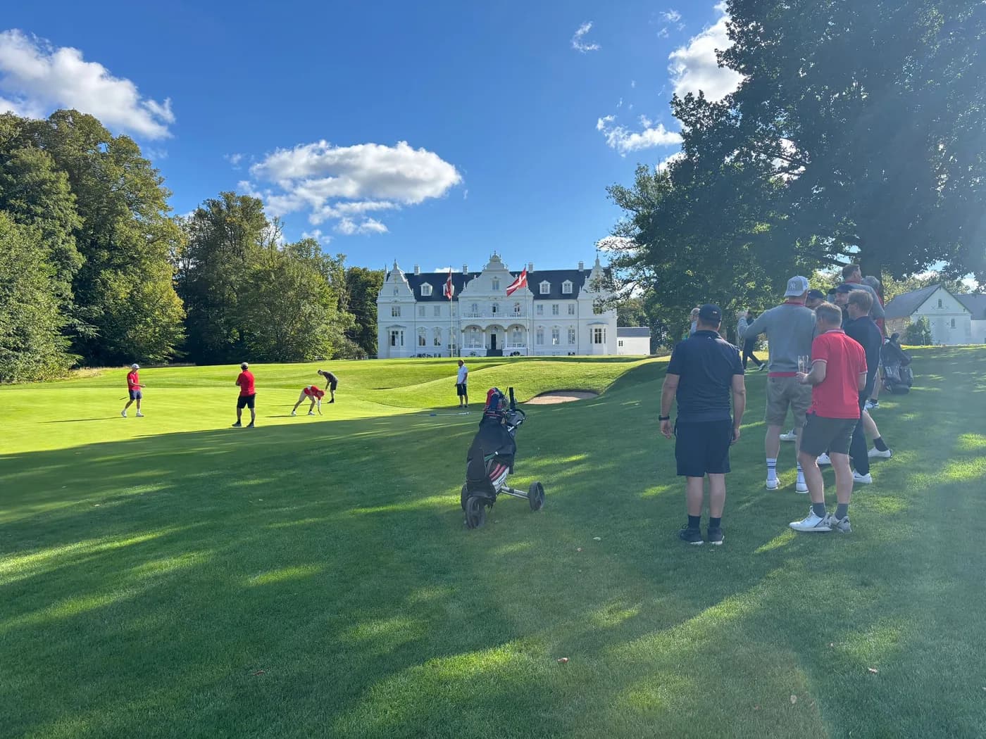 Spillere på banen foran Kokkedal Slot